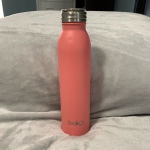 NWOT: 20oz SWIG water bottle on Coral